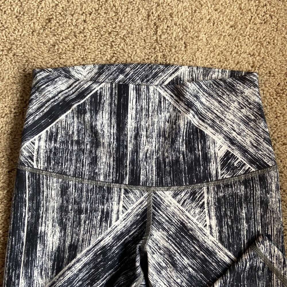 High waisted Lululemon leggings - size 6 - Picture 2 of 4